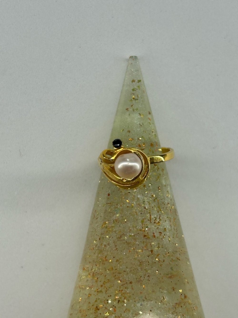Q421. Pearl And Black Spinel Gold Toned Ring
